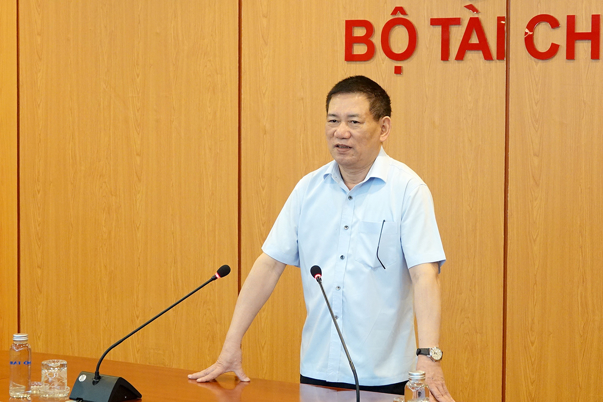 Bộ trưởng Hồ Đức Phớc ph&aacute;t biểu ch&uacute;c mừng c&aacute;c nữ c&aacute;n bộ.