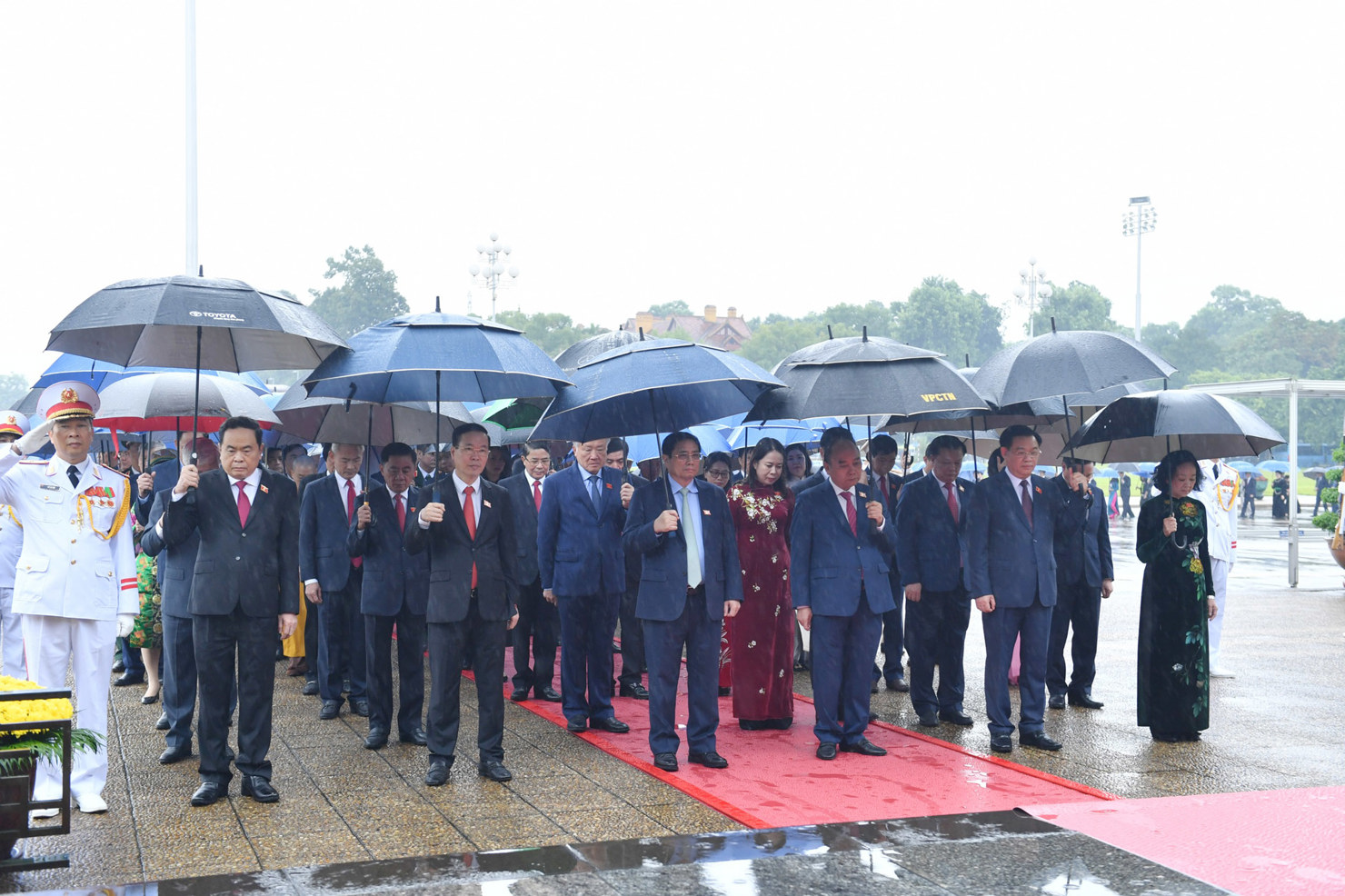 Đại biểu dự Kỳ họp thứ 4, Quốc hội khóa XV vào lăng viếng Chủ tịch Hồ Chí Minh - Ảnh 5