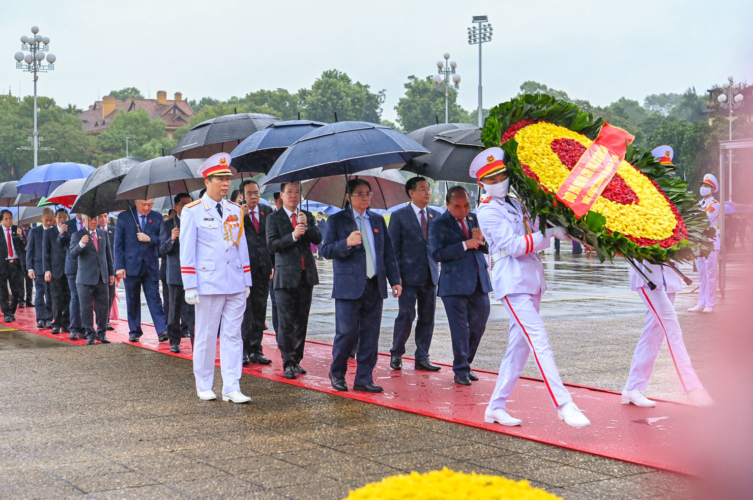 Đại biểu dự Kỳ họp thứ 4, Quốc hội khóa XV vào lăng viếng Chủ tịch Hồ Chí Minh - Ảnh 4