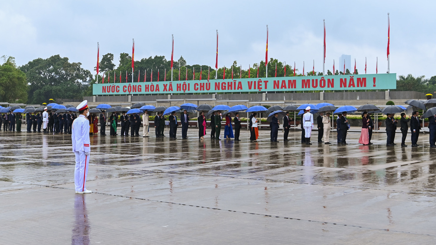 Đại biểu dự Kỳ họp thứ 4, Quốc hội khóa XV vào lăng viếng Chủ tịch Hồ Chí Minh - Ảnh 2
