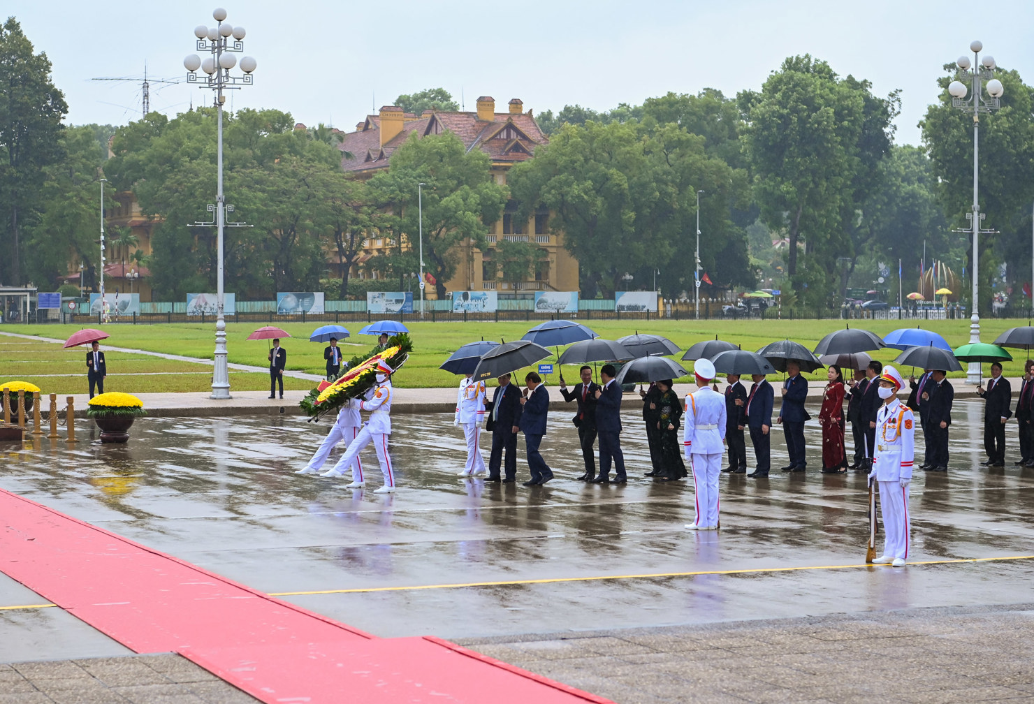 Đại biểu dự Kỳ họp thứ 4, Quốc hội khóa XV vào lăng viếng Chủ tịch Hồ Chí Minh - Ảnh 3