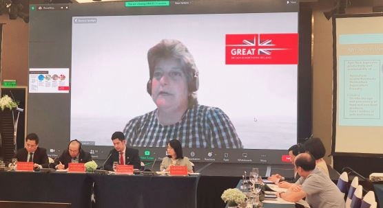 TS. Elizabeth Warham, Trưởng bộ phận Công nghệ Nông nghiệp FRSB, Bộ Thương Mại Quốc tế Vương Quốc Anh phát biểu trực tuyến tại Hội thảo. Ảnh: HNV