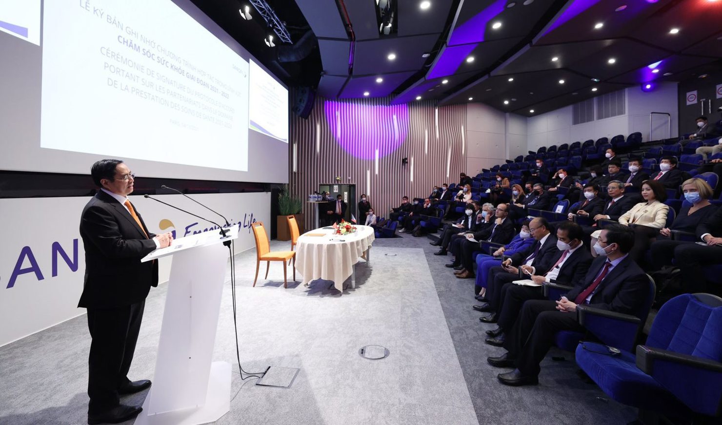 Thủ tướng Ch&iacute;nh phủ Phạm Minh Ch&iacute;nh đ&atilde; l&agrave;m việc với Tập đo&agrave;n dược phẩm Sanofi (Ph&aacute;p) v&agrave; chứng kiến lễ k&yacute; kết bi&ecirc;n bản ghi nhớ hợp t&aacute;c giữa Tổng c&ocirc;ng ty Dược Việt Nam v&agrave; Sanofi giai đoạn 2021-2023.