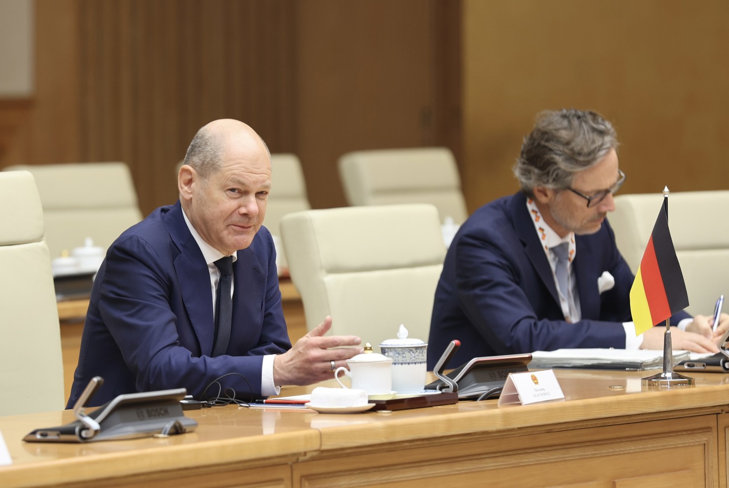 Thủ tướng Olaf Scholz đề nghị hai nước tiếp tục đa dạng h&oacute;a quan hệ kinh tế; chia sẻ mong muốn sớm th&ocirc;ng qua Hiệp định EVIPA - Ảnh: VGP/Nhật Bắc