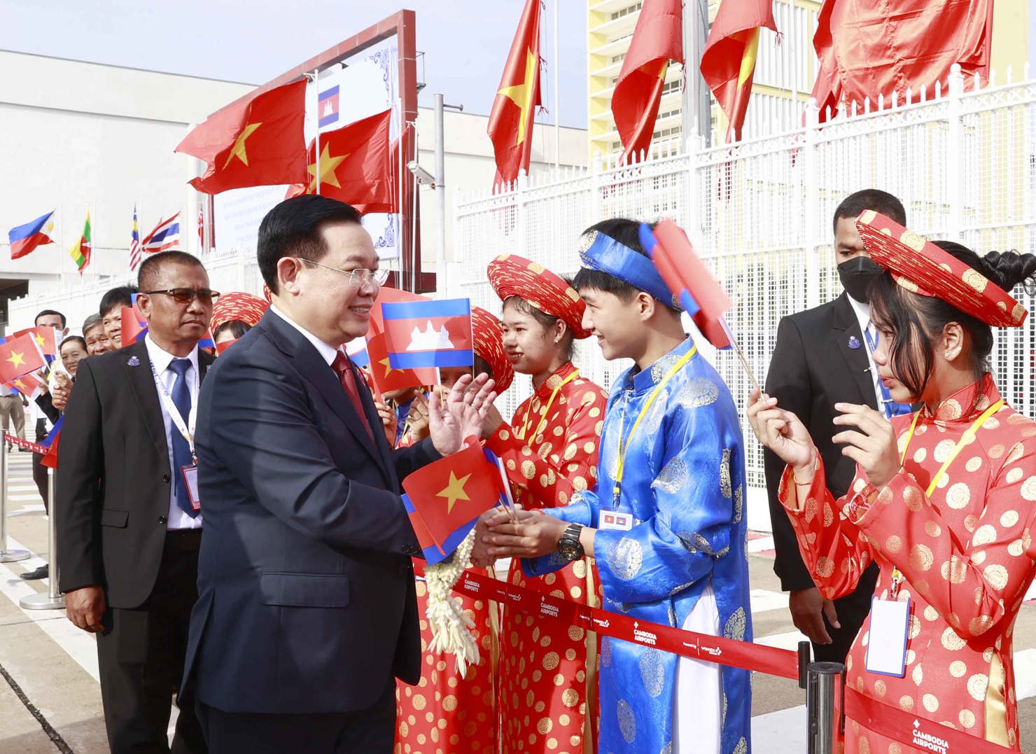 Chủ tịch Quốc hội Vương Đình Huệ tại Sân bay quốc tế Pochentong, Thủ đô Phnom Penh.
