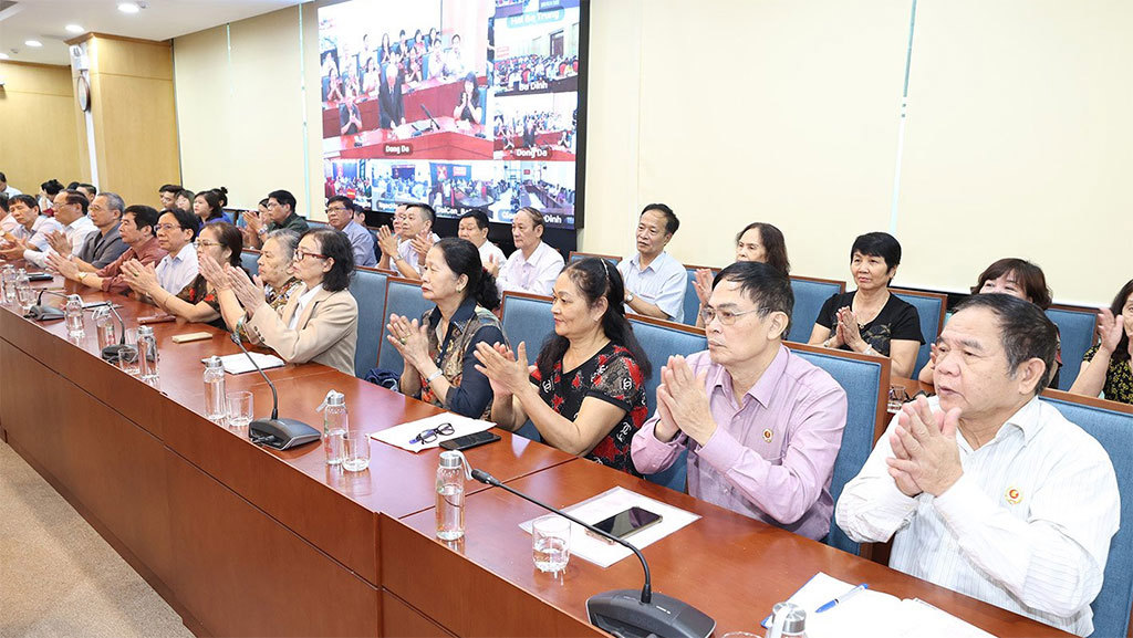 Cử tri tham dự Hội nghị tiếp xúc cử tri tại quận Đống Đa. Ảnh: Trí Dũng
