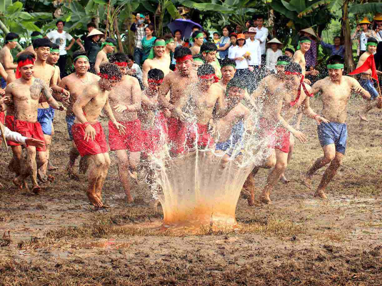 Lễ hội làng Quan Xuyên.