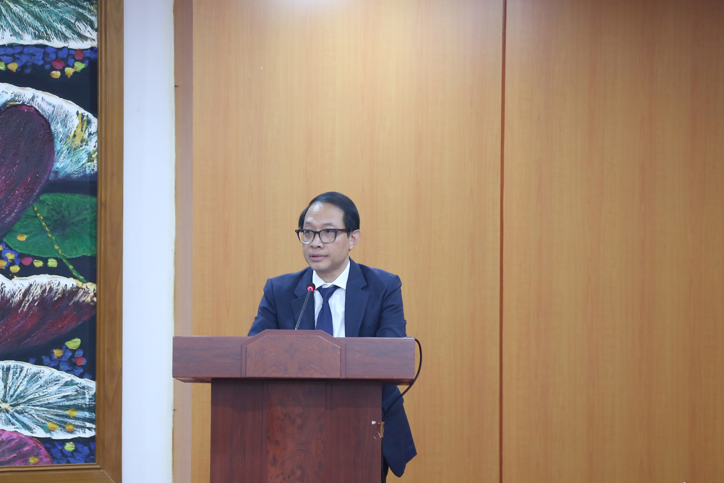 &Ocirc;ng Nguyễn Việt Hưng - Ph&oacute; Vụ trưởng Vụ T&agrave;i ch&iacute;nh c&aacute;c ng&acirc;n h&agrave;ng v&agrave; tổ chức t&agrave;i ch&iacute;nh ph&aacute;t biểu tại buổi k&yacute; kết. Ảnh: Gia H&acirc;n