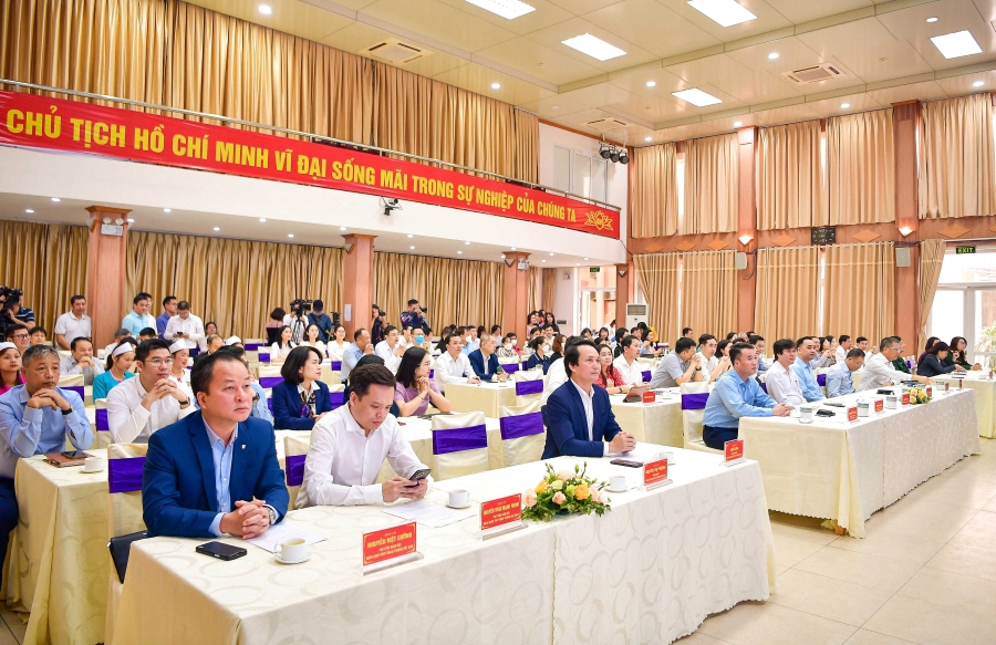 Phó Tổng Giám đốc Vietcombank Nguyễn Việt Cường (hàng đầu, ngoài cùng bên trái) tham dự chương trình.