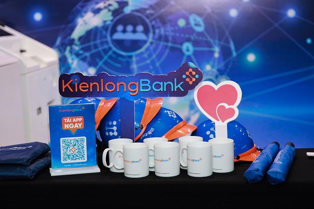 Với mỗi khoản tiền gửi, kh&aacute;ch h&agrave;ng đều nhận được những phần qu&agrave; thay cho lời cảm ơn v&igrave; sự tin tưởng, lựa chọn v&agrave; đồng h&agrave;nh. Ảnh: KSB