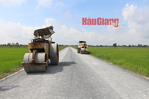 Giải ngân vốn đầu tư công đạt trên 76%, cao hơn cùng kỳ trên 9%. Ảnh: Ngọc Anh