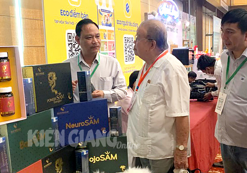 Các đại biểu tham quan các sản phẩm trưng bày tại diễn đàn. Ảnh: Thanh Tâm