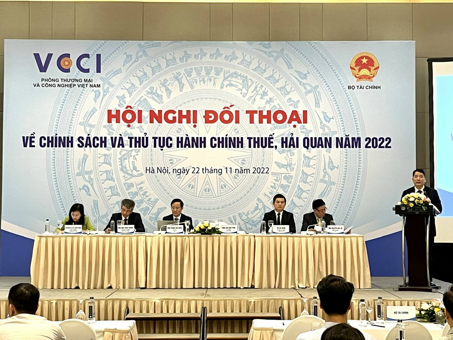 Thứ trưởng Bộ Tài chính Cao Anh Tuấn phát biểu tại cuộc đối thoại.