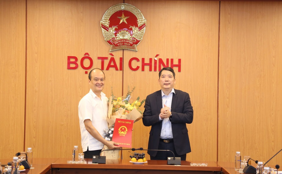 Thứ trưởng Cao Anh Tuấn trao quyết định nghỉ hưu cho ông Đinh Trần Lợi. 
