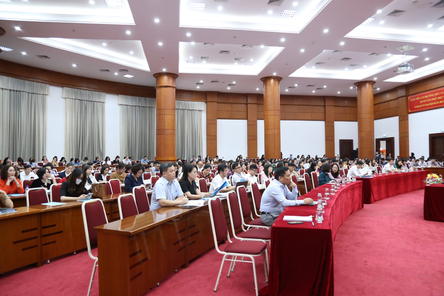 To&agrave;n cảnh Hội nghị.