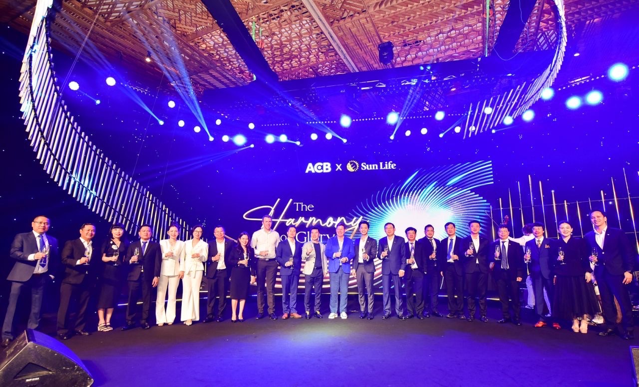 Ban lãnh đạo ACB và Sun Life chúc mừng sự kiện 2 năm hợp tác giữa hai bên.