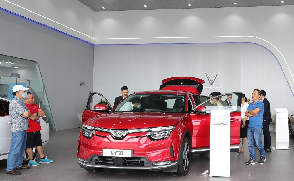 Mẫu xe VF 8 gây ấn tượng với người dân Gia Lai và các tỉnh lân cận có mặt tại showroom. Ảnh: VIC.