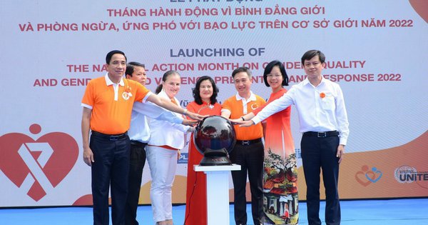 Thứ trưởng Bộ LĐTB&XH Nguyễn Thị Hà (giữa) cùng các đại biểu phát động Tháng hành động vì bình đẳng giới năm 2022 - Ảnh: VGP/T.C