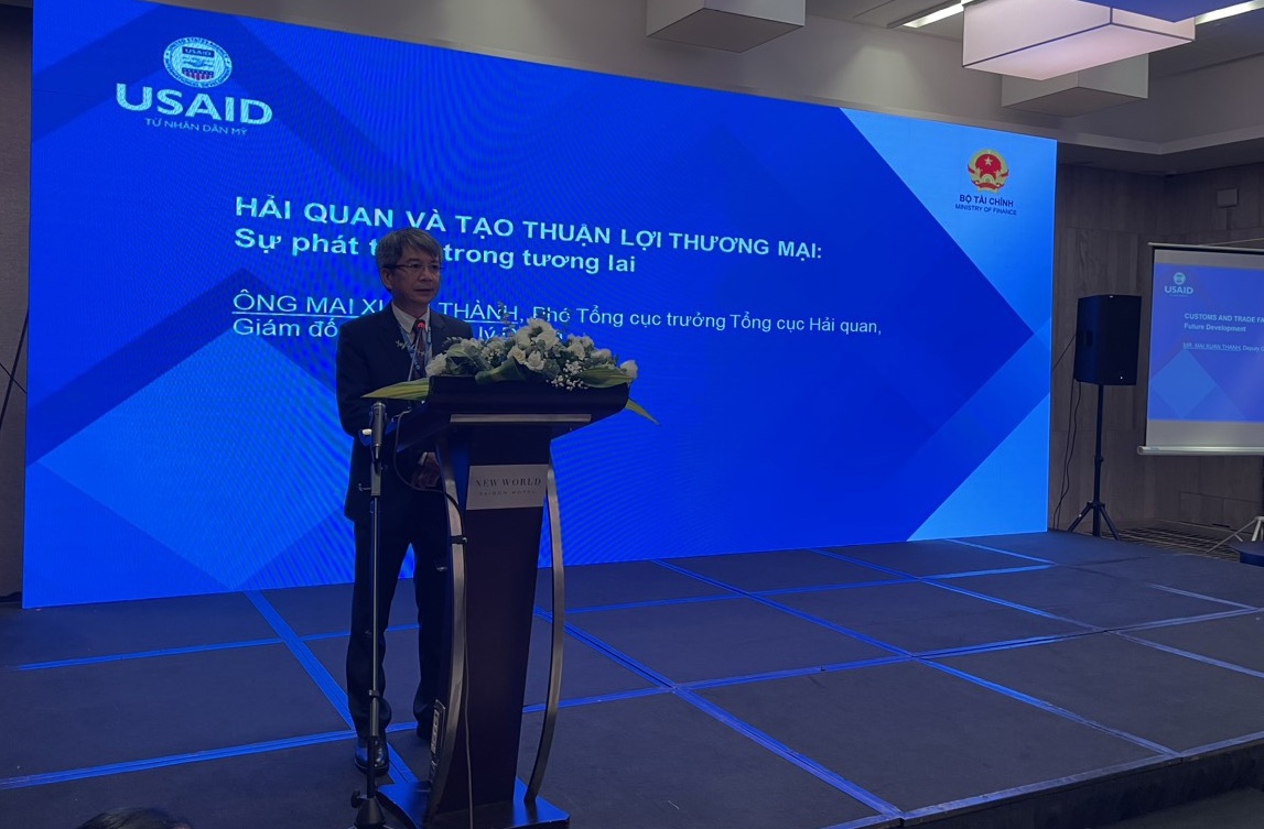 Ông Mai Xuân Thành - Phó Tổng cục trưởng Tổng cục Hải quan phát hiệu tại hội nghị. Ảnh: TS