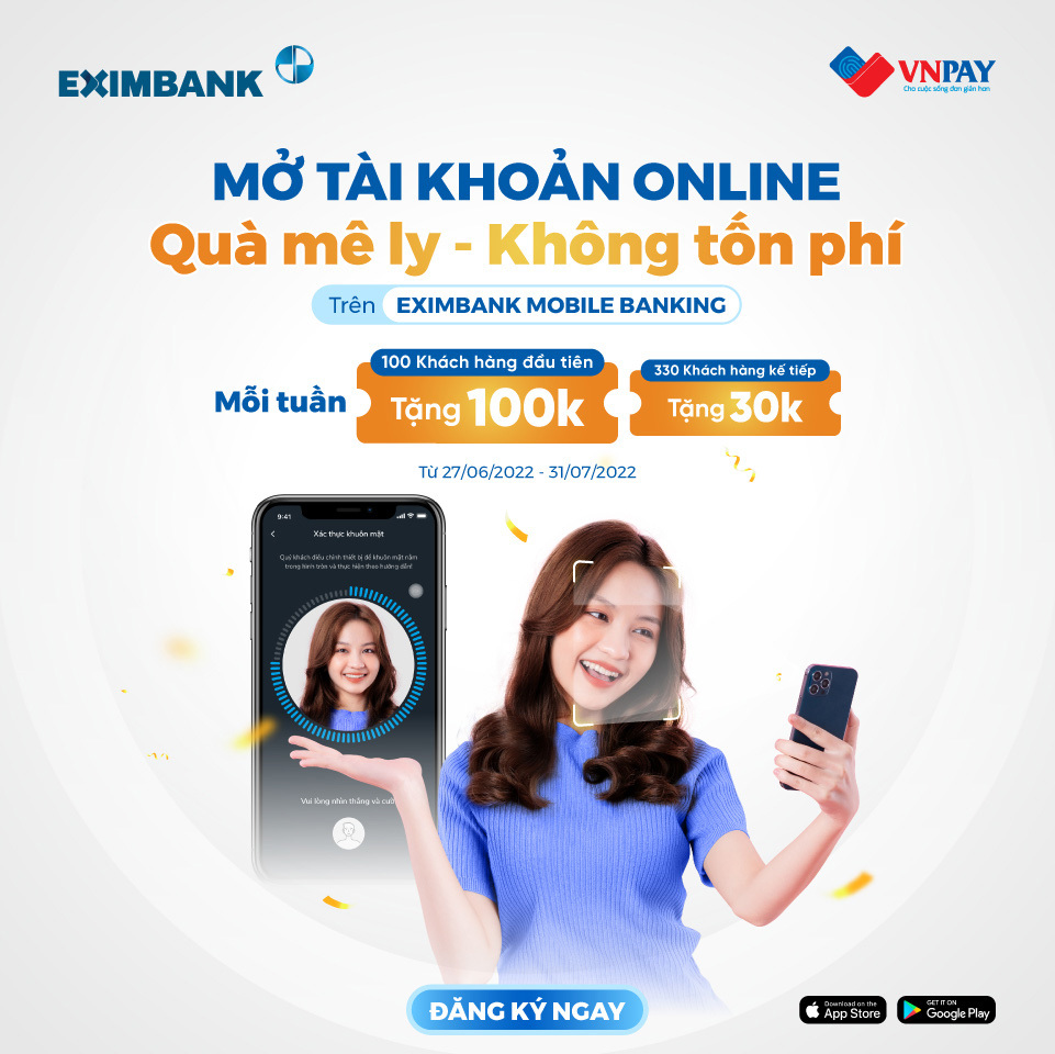 Khách hàng hào hứng với việc mở tài khoản trên ứng dụng Eximbank Mobile Banking bằng eKYC. Ảnh: EIB
