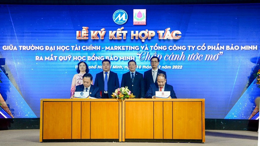 Bộ trưởng Bộ Tài chính Hồ Đức Phớc chứng kiến nghi thức ký kết hợp tác toàn diện giữa Trường Đại học Tài chính - Marketing và Tổng công ty cổ phần Bảo Minh. Ảnh: Đỗ Doãn