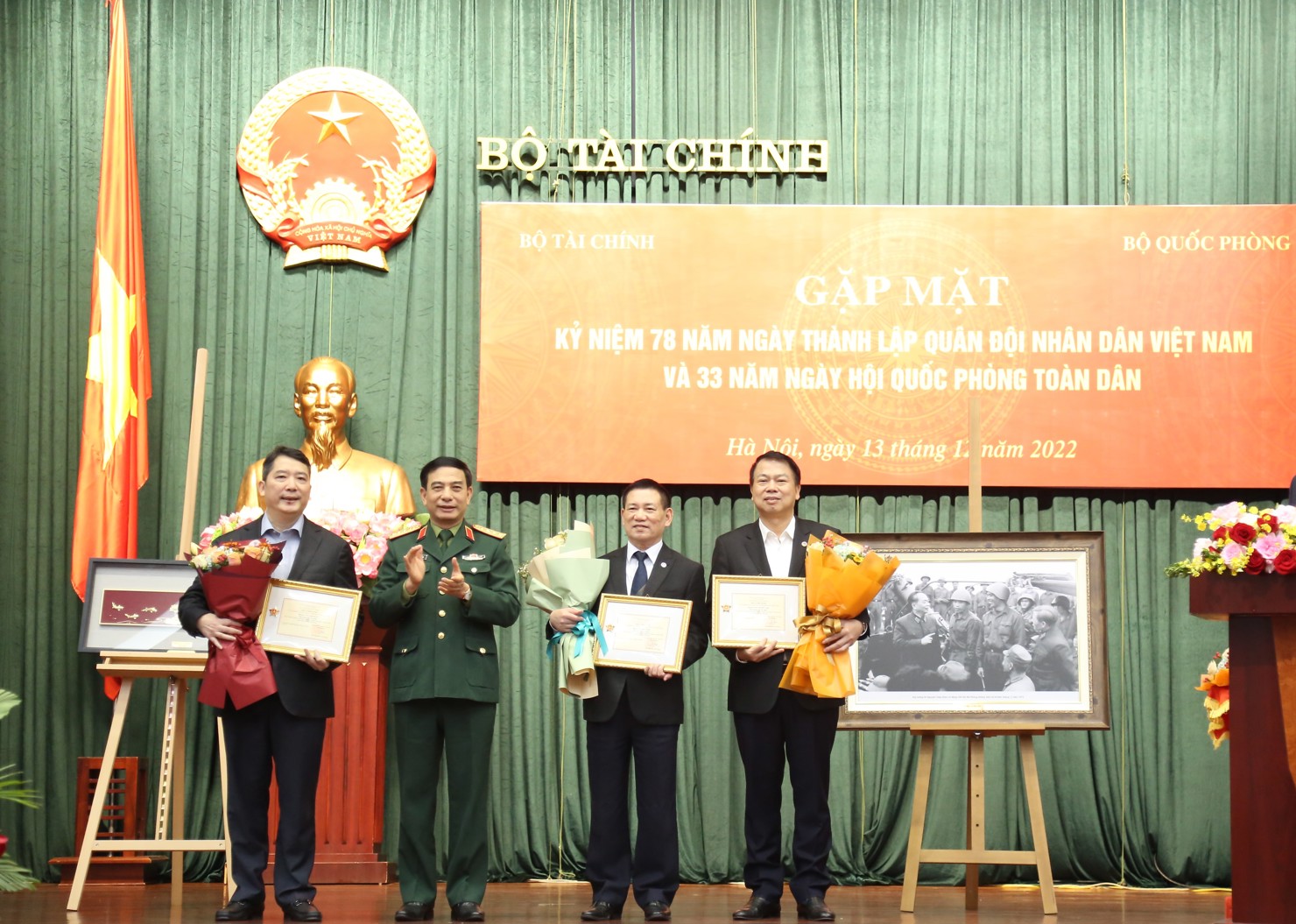 Bộ trưởng Bộ Quốc ph&ograve;ng trao tặng Kỷ niệm chương &ldquo;V&igrave; sự nghiệp x&acirc;y dựng Qu&acirc;n đội nh&acirc;n d&acirc;n Việt Nam&rdquo; cho c&aacute;c đồng ch&iacute; l&atilde;nh đạo Bộ T&agrave;i ch&iacute;nh.
