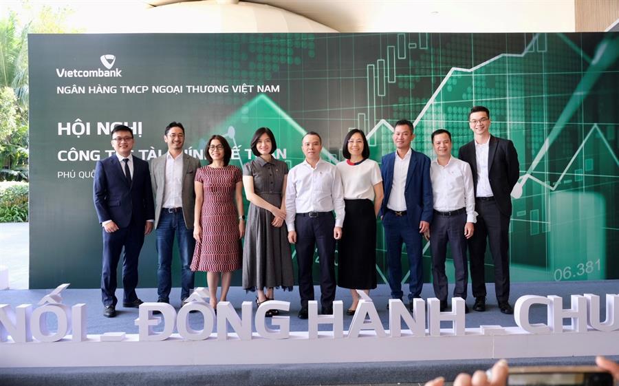Ban l&atilde;nh đạo Vietcombank chụp ảnh lưu niệm với c&aacute;c diễn giả kh&aacute;ch mời tại Hội nghị