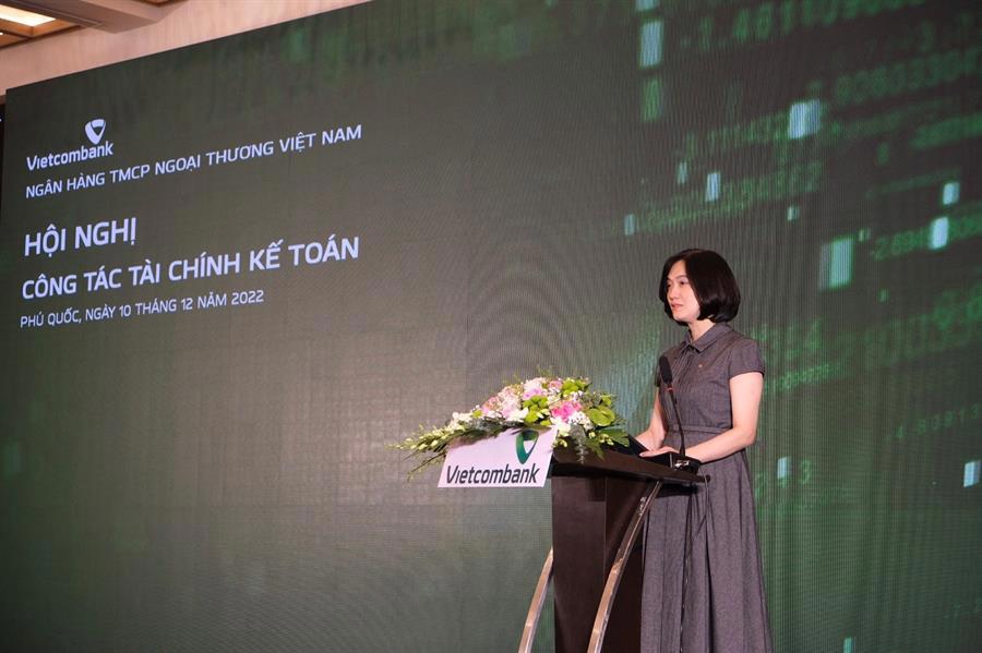 B&agrave; Ph&ugrave;ng Nguyễn Hải Yến &ndash; Ph&oacute; Tổng Gi&aacute;m đốc Vietcombank ph&aacute;t biểu tại Hội nghị
