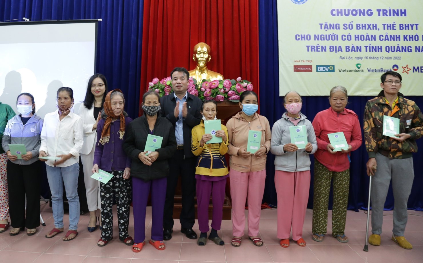 Thông qua cuốn sổ BHXH, thẻ BHYT được tao tặng góp phần tạo sự an tâm, tin tưởng sâu sắc của người dân đối với các chính sách an sinh xã hội.