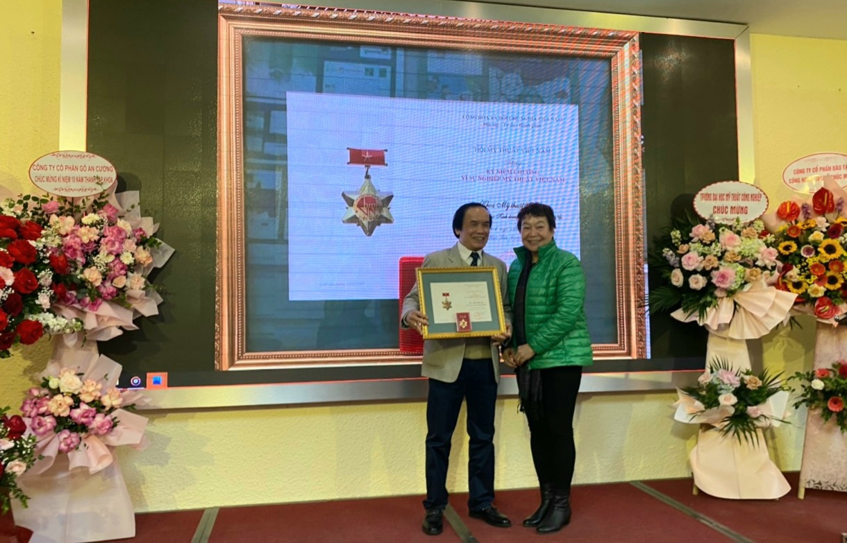 Khoa Mỹ thuật ứng dụng nhận Kỷ niệm chương Vì sự nghiệp mỹ thuật Việt Nam của Hội Mỹ thuật Việt Nam - Ảnh: Trường HUBT