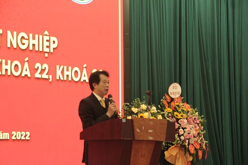 PGS. TS Đinh Văn Nhã, Phó Chủ nhiệm phụ trách khoa Tài chính phát biểu tại buổi lễ