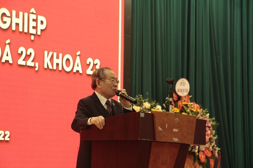 GS. TS. Nhà giáo Nhân dân Vũ Văn Hóa, Phó Hiệu trưởng nhà trường phát biểu tại buổi lễ