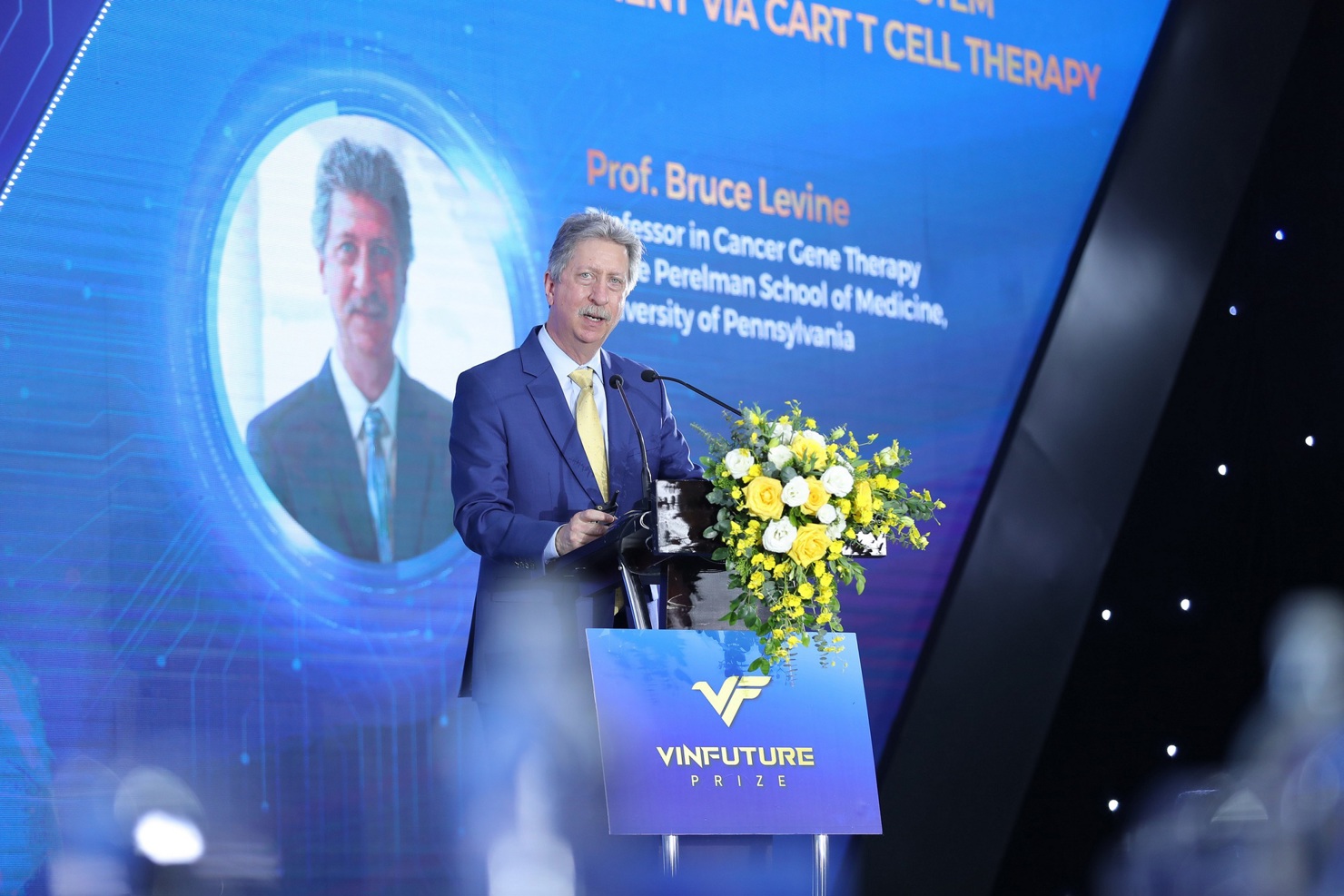 GS. Bruce Levine. Ảnh: VIC