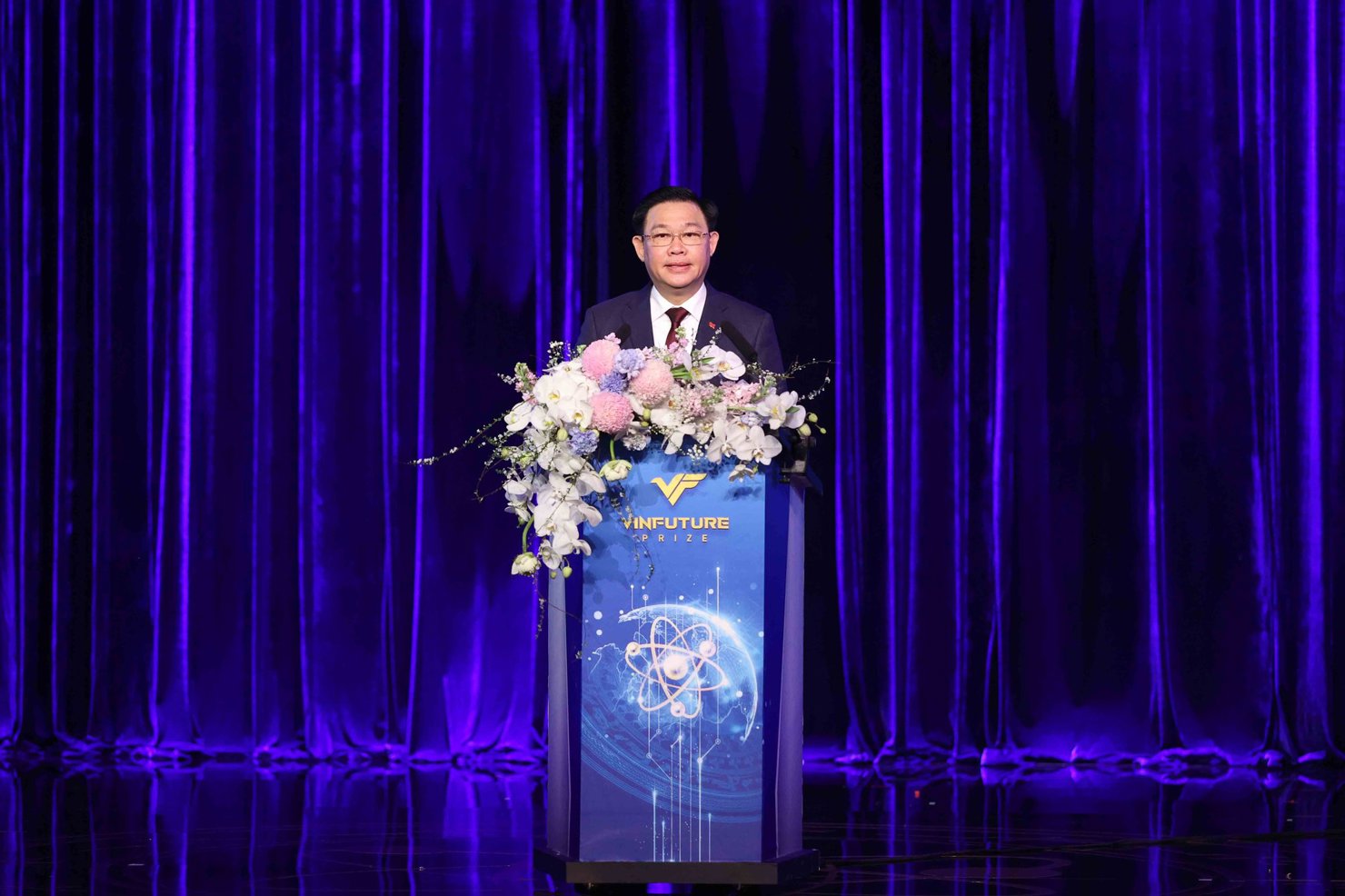 Ông Vương Đình Huệ - Ủy viên Bộ Chính trị, Chủ tịch Quốc hội Cộng hòa xã hội chủ Nghĩa Việt Nam phát biểu tại Lễ trao giải VinFuture 2022. Ảnh: VIC
