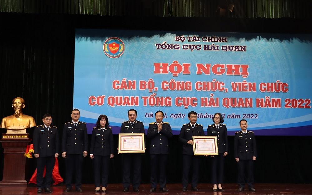 Tổng cục trưởng Tổng cục Hải quan Nguyễn Văn Cẩn trao Huân chương Lao động hạng Nhất cho 2 tập thể: Vụ Tổ chức cán bộ và Vụ Hợp tác quốc tế.