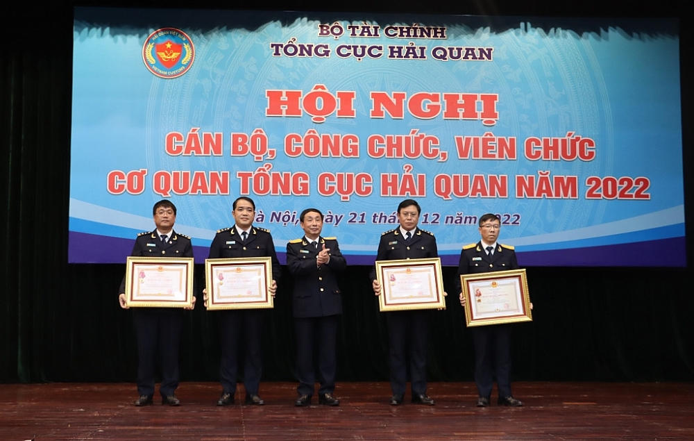 Phó Tổng cục trưởng Hoàng Việt Cường trao Bằng khen của Thủ tướng Chính phủ cho các cá nhân đạt thành tích xuất sắc trong thực hiện nhiệm vụ.