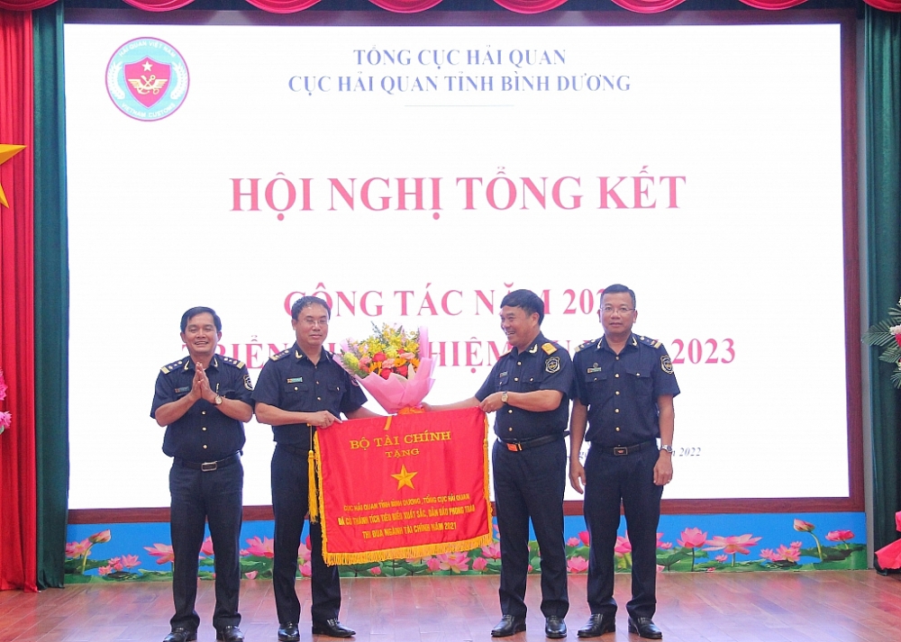 Thừa ủy quyền của Bộ T&agrave;i ch&iacute;nh, Ph&oacute; Tổng cục trưởng Tổng cục Hải quan Nguyễn Văn Thọ trao Cờ thi đua của Bộ T&agrave;i ch&iacute;nh tặng Cục Hải quan tỉnh B&igrave;nh Dương về những th&agrave;nh t&iacute;ch xuất sắc. Ảnh: HQ