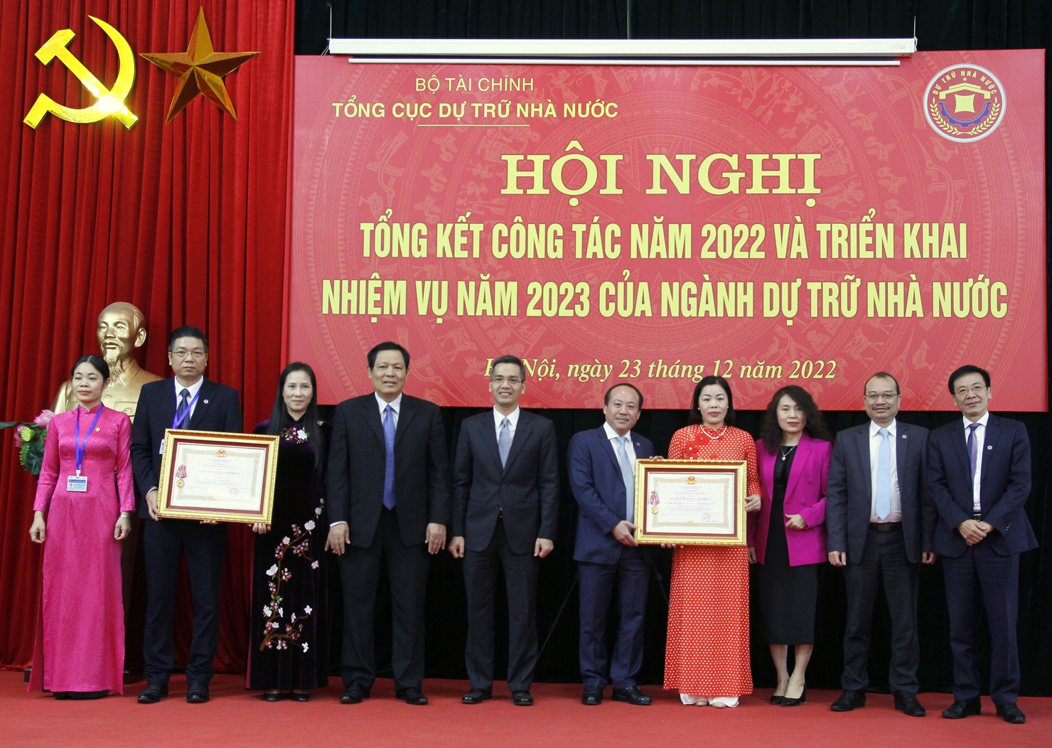 Thứ trưởng V&otilde; Th&agrave;nh Hưng v&agrave; L&atilde;nh đạo Tổng cục DTNN chụp ảnh lưu niệm với đại diện L&atilde;nh đạo 2 đơn vị nhận Hu&acirc;n chương Lao động hạng Nhất v&agrave; Hu&acirc;n chương Lao động hạng Ba.