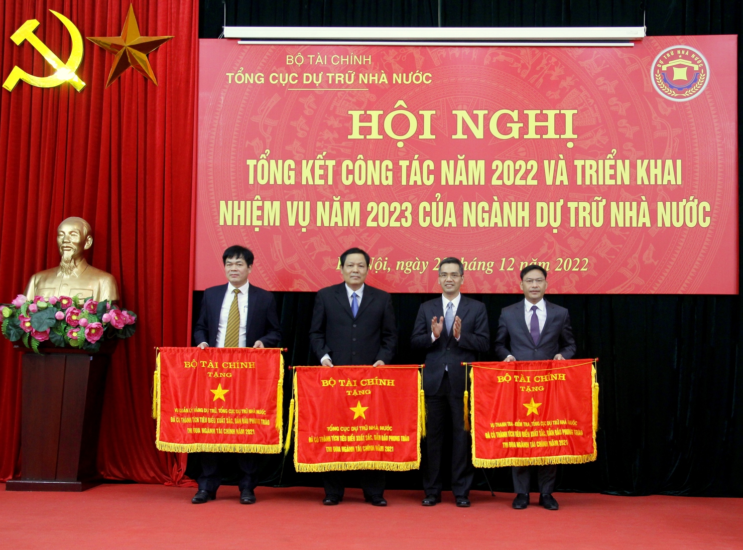 Thứ trưởng V&otilde; Th&agrave;nh Hưng trao Cờ Thi đua của Bộ T&agrave;i ch&iacute;nh cho Tổng cục DTNN; Vụ Thanh tra - Kiểm tra; Vụ Quản l&yacute; h&agrave;ng dự trữ.