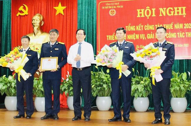 Bí thư Tỉnh ủy, Chủ tịch HĐND tỉnh Phạm Viết Thanh trao Bằng khen của Bộ Tài chính cho Cục Thuế tỉnh vì có thành tích xuất sắc trong triển khai công tác thuế năm 2022. Ảnh: Bích Thủy