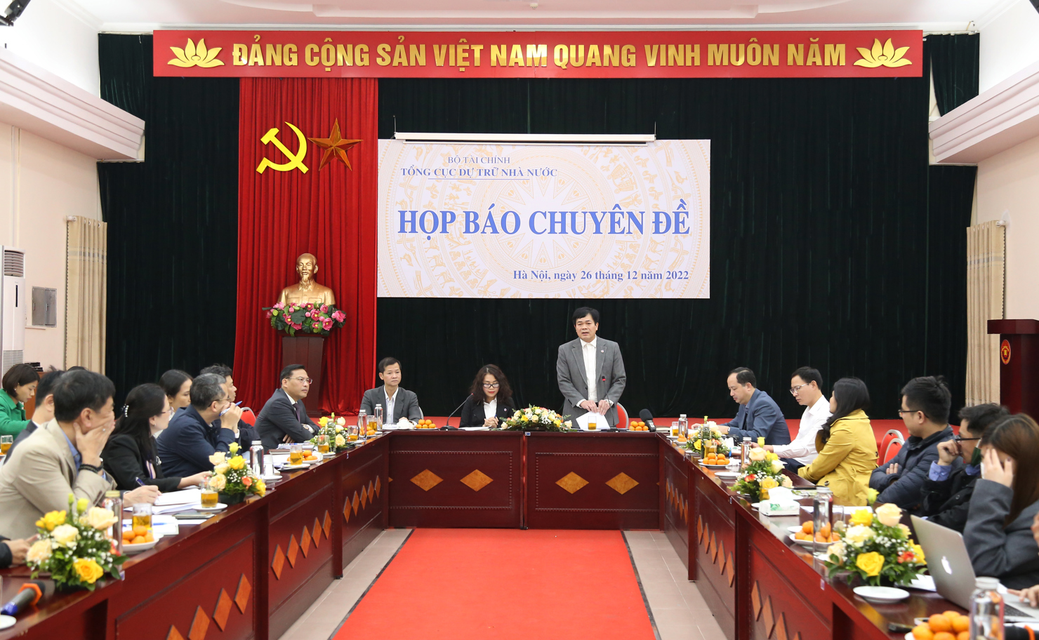 To&agrave;n cảnh cuộc họp b&aacute;o.