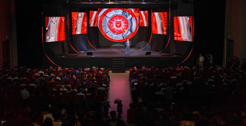 TS. Nguyễn Cao Trí, Chủ tịch Hội đồng Trường Đại học Văn Lang chia sẻ về logo mới. Ảnh: Văn Lang