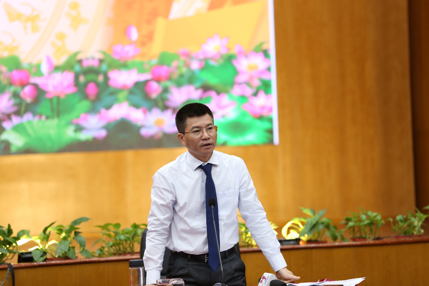 &Ocirc;ng Lưu Ho&agrave;ng - Cục trưởng Cục Quản l&yacute; ng&acirc;n quỹ trả lời ph&oacute;ng vi&ecirc;n b&aacute;o ch&iacute; về c&ocirc;ng t&aacute;c huy động vốn.