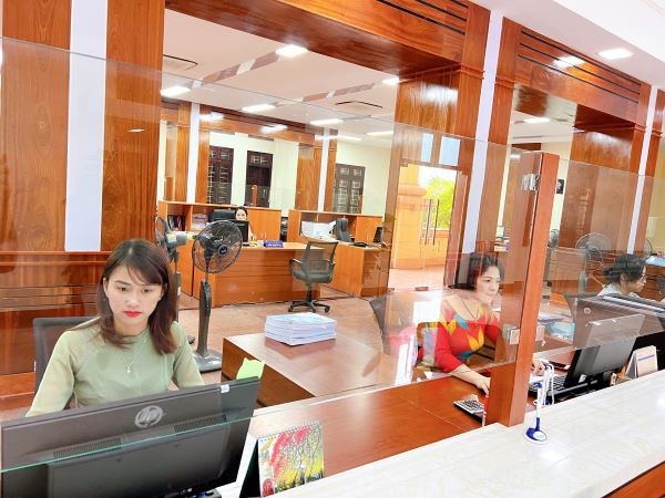 Công chức KBNN Quảng Bình thực hiện kiểm soát các khoản thanh toán vốn trên DVCTT của KBNN. 