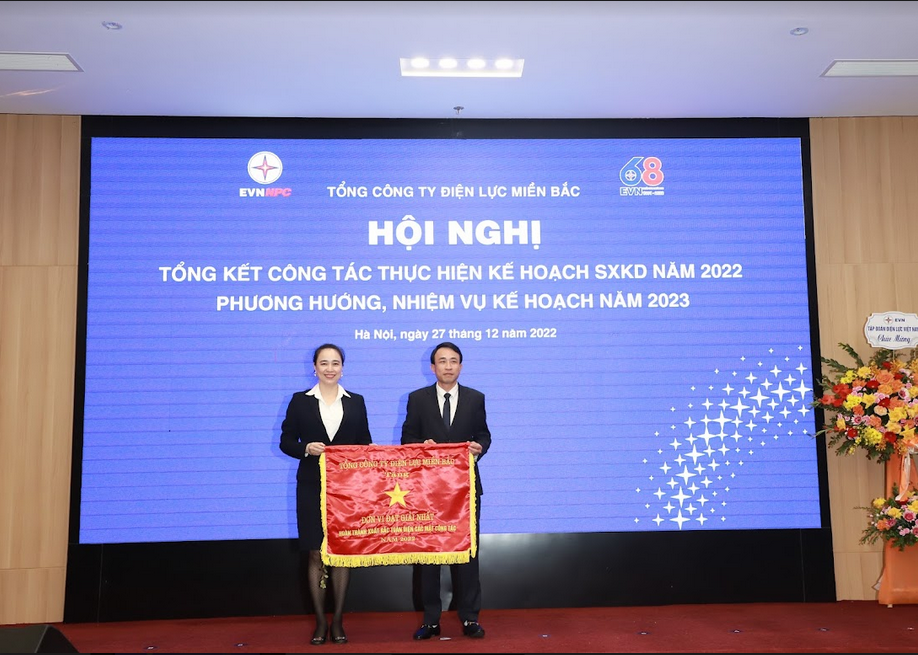 Chủ tịch Đỗ Nguyệt Ánh trao tặng Giải Nhất cho Công ty Điện lực Hưng Yên đơn vị dẫn đầu trong năm 2022.