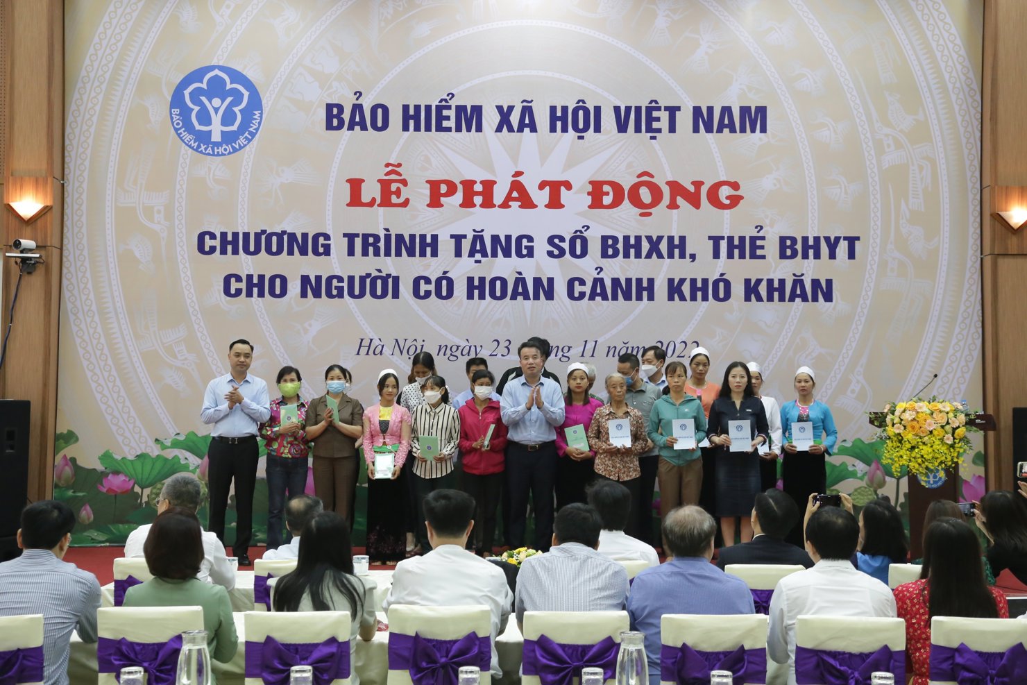 Lễ phát động Chương trình tặng sổ BHXH, thẻ BHYT cho người có hoàn cảnh khó khăn.