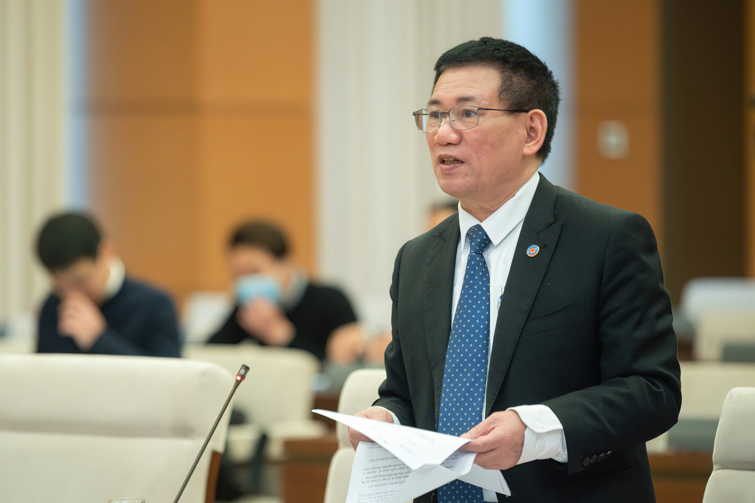 Bộ trưởng Hồ Đức Phớc trình bày Tờ trình Dự án Nghị quyết của Ủy ban Thường vụ Quốc hội về mức thuế bảo vệ môi trường đối với xăng, dầu, mỡ nhờn để áp dụng trong năm 2023. Ảnh: quochoi.vn