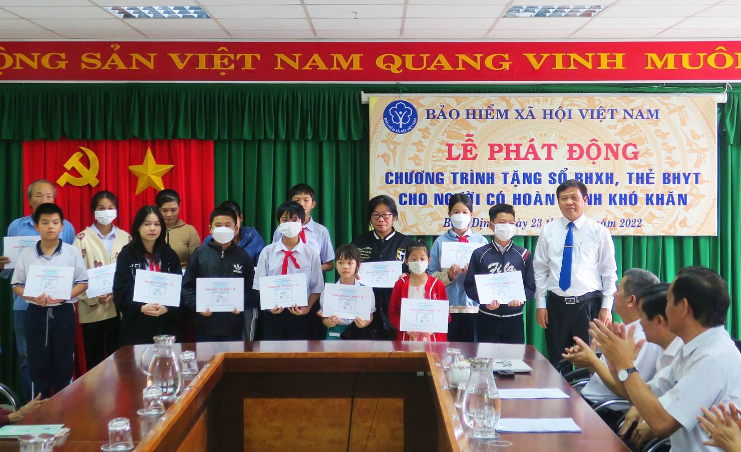 BHXH Việt Nam đã duy trì và phát huy hiệu quả cao ý nghĩa nhân văn của Chương trình tặng sổ BHXH, thẻ BHYT cho người có hoàn cảnh khó khăn.