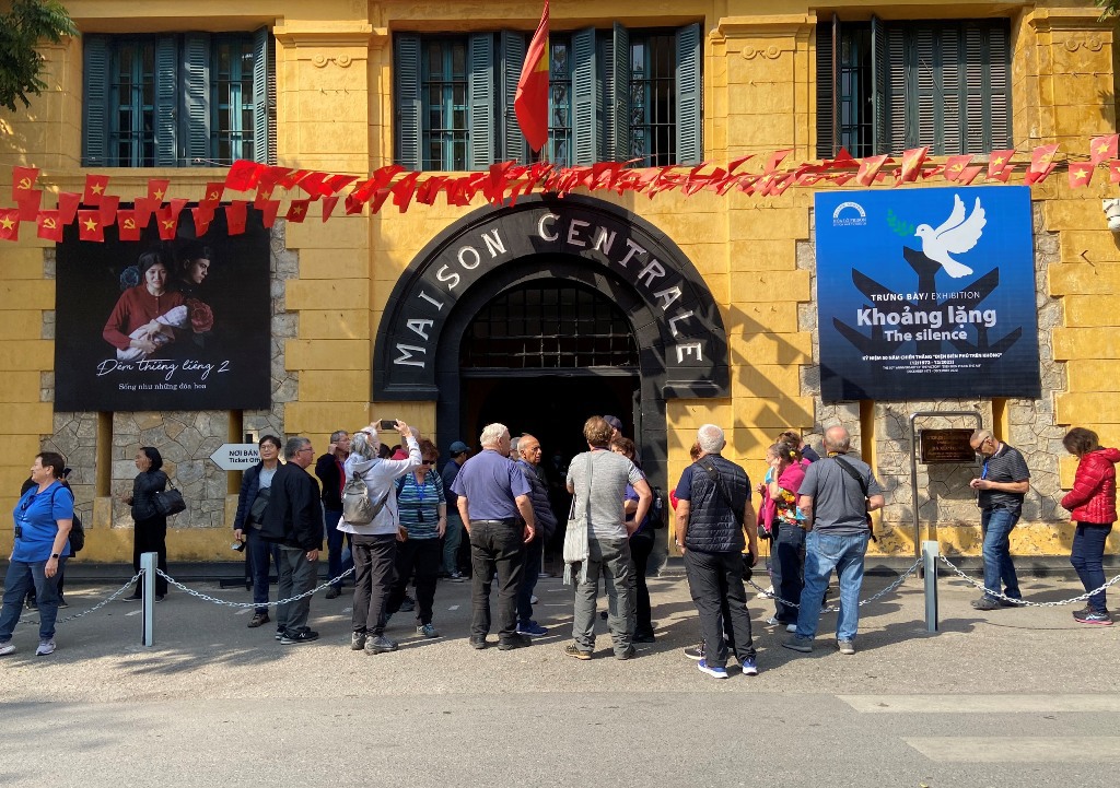 Khách quốc tế tham quan Di tích Nhà tù Hỏa Lò (Hà Nội).