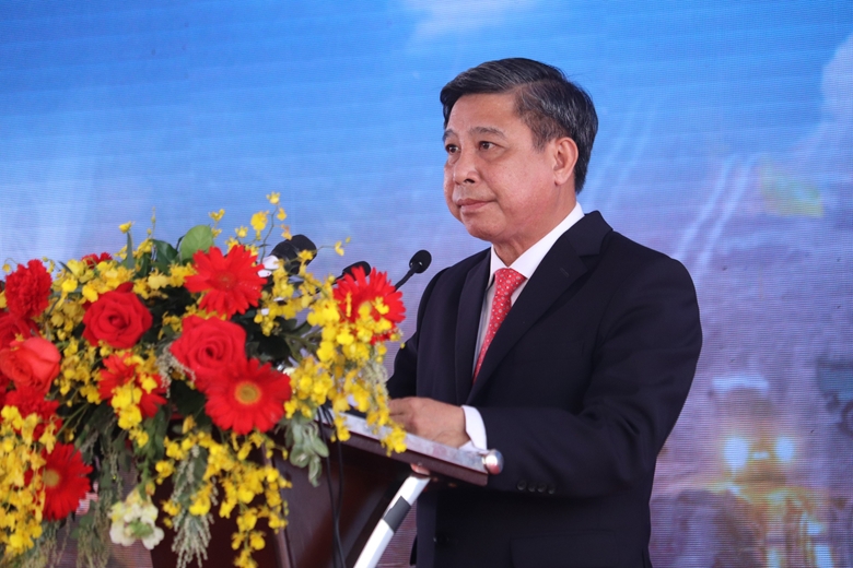  Đồng chí Đồng Văn Thanh Chủ tịch UBND tỉnh Hậu Giang thông tin tại buổi Lễ.